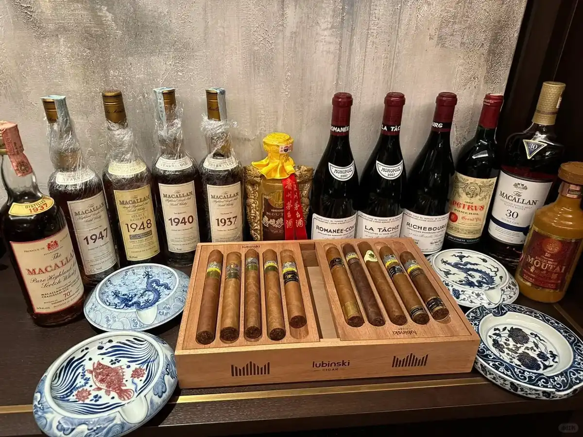 名酒、雪茄禮盒與瓷器等收藏品陳列